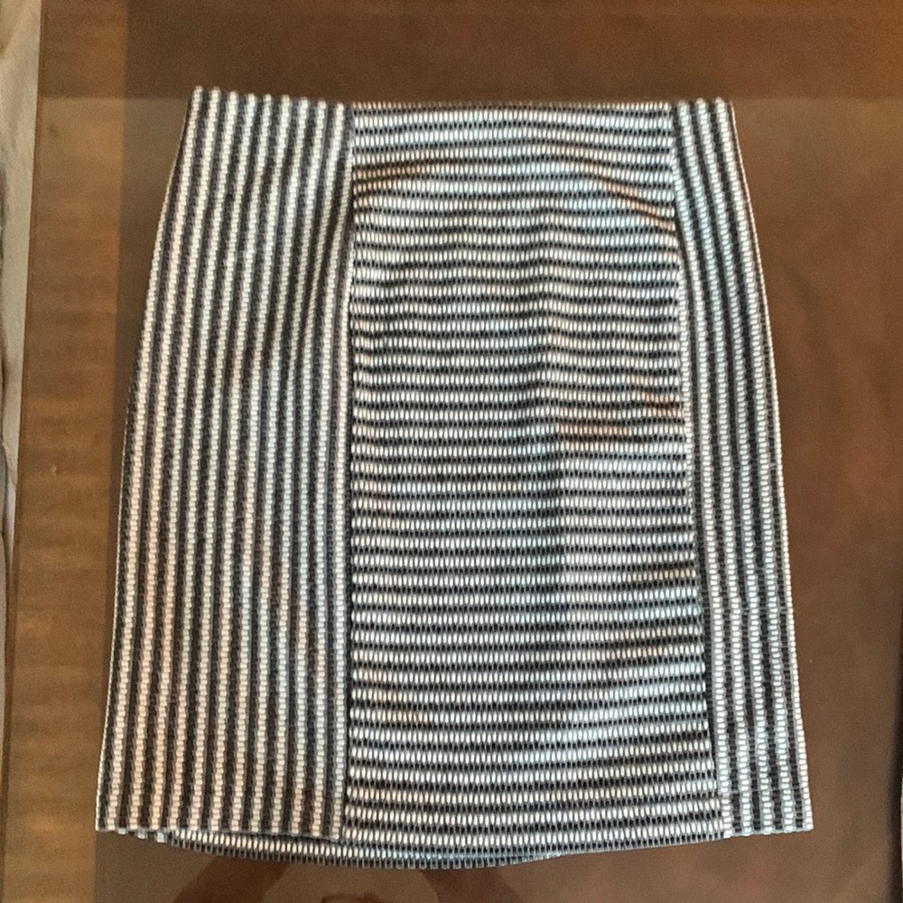Pencil stlye skirt . Perfect for the office.